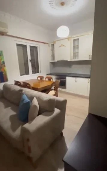 Tirane, jepet me qera apartament 2+1 Kati 2, 100 m² 750 € (Rr. Kavajes)