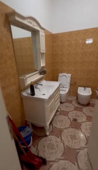 Tirane, jepet me qera apartament 2+1 Kati 2, 100 m² 750 € (Rr. Kavajes)