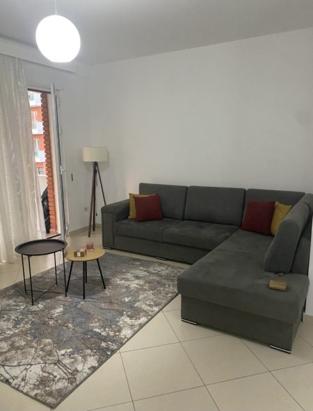 Tirane, jepet me qera apartament 1+1+Ballkon , 450 € (Astir,Kompleksi Sima-Com)