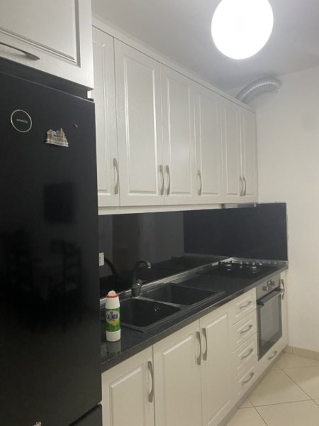 Tirane, jepet me qera apartament 1+1+Ballkon , 450 € (Astir,Kompleksi Sima-Com)