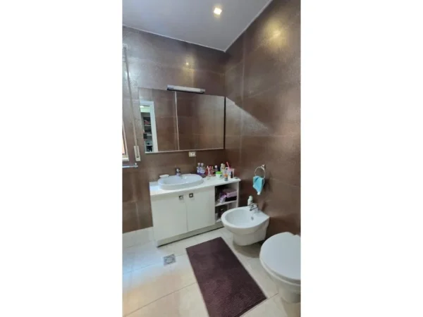 Tirane, shes apartament 2+1 Kati 4, 151 m² 360.000 € (Komuna e Parisit)