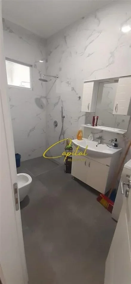 Tirane, jepet me qera apartament 2+1+Ballkon Kati 3, 130 m² 600 € (JORDAN MISJA)