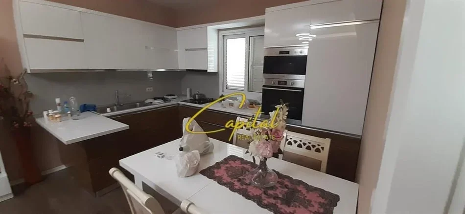 Tirane, jepet me qera apartament 2+1+Ballkon Kati 3, 130 m² 600 € (JORDAN MISJA)