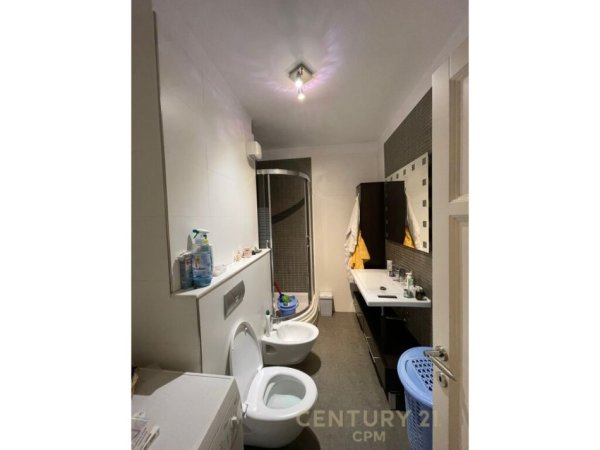 Tirane, jepet me qera apartament 3+1 Kati 5, 139 m² 800 € (Tek Usluga)