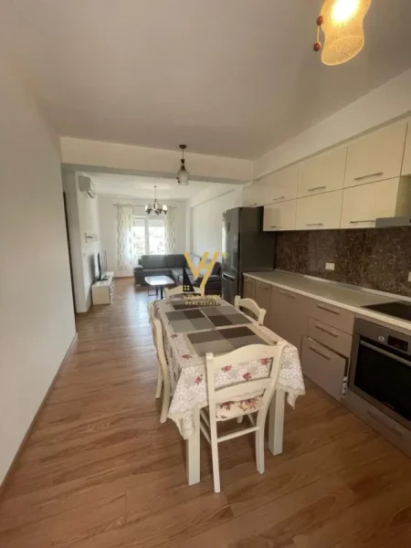 Tirane, jepet me qera apartament 2+1+Ballkon Kati 1, 85 m² 650 € (KODRA E DIELLIT 2)