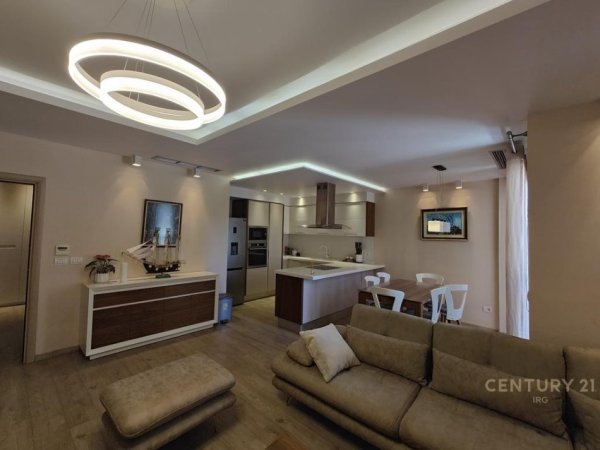 Tirane, jepet me qera apartament 3+1+Aneks+Ballkon Kati 2, 138 m² 900 € (Ish Stacioni i Trenit)