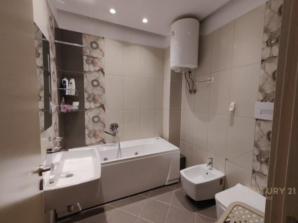 Tirane, jepet me qera apartament 3+1+Aneks+Ballkon Kati 2, 138 m² 900 € (Ish Stacioni i Trenit)