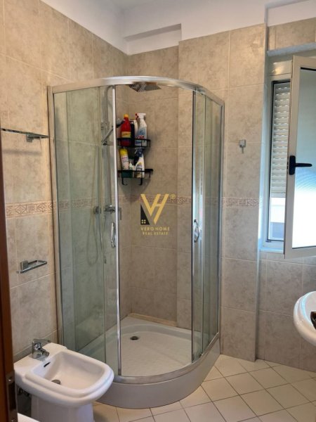 Tirane, jepet me qera apartament 2+1+Ballkon Kati 3, 115 m² 850 € (LIQENI I THATE)