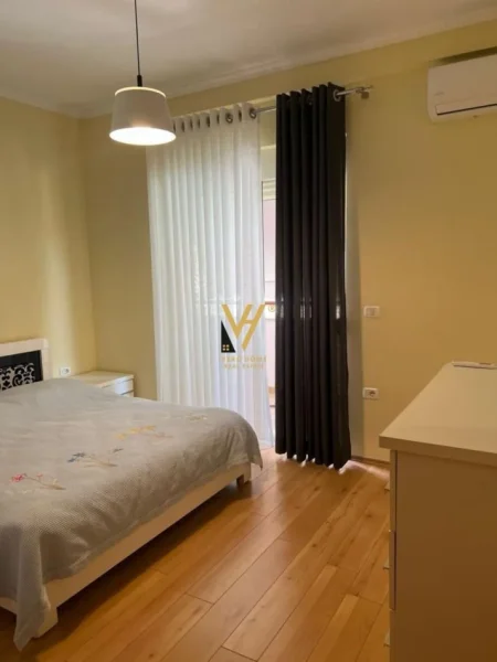 Tirane, jepet me qera apartament 2+1+Ballkon Kati 3, 115 m² 850 € (LIQENI I THATE)
