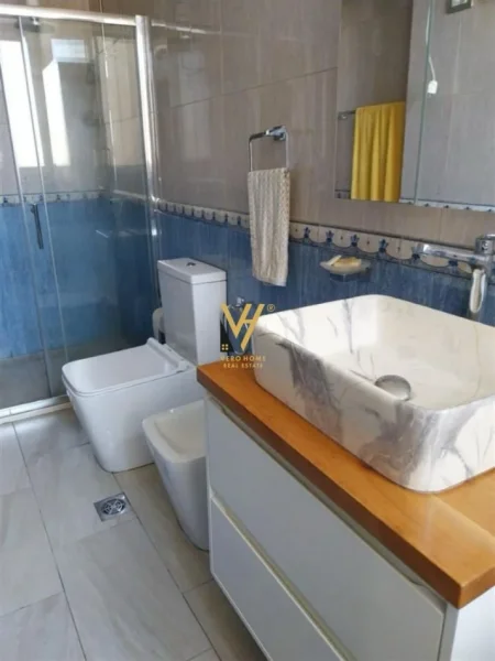 Tirane, jepet me qera apartament 2+1+Ballkon Kati 5, 85 m² 800 € (ISH ATSH)