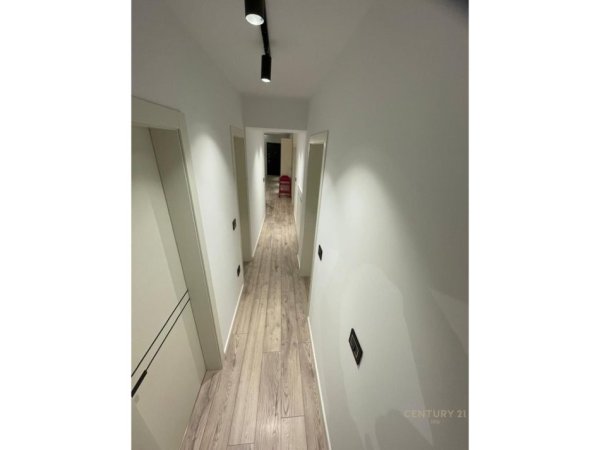 Tirane, jepet me qera apartament 3+1+Aneks+Ballkon Kati 3, 129 m² 1.200 € (Rr. Durresit)