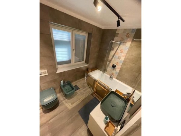 Tirane, jepet me qera apartament 3+1+Aneks+Ballkon Kati 3, 129 m² 1.200 € (Rr. Durresit)