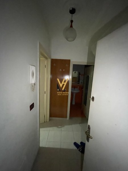 Tirane, jepet me qera apartament 1+1+Ballkon Kati 1, 55 m² 380 € (MINISTRIA E DREJTESISE)