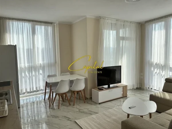 Tirane, jepet me qera apartament 1+1+Ballkon Kati 7, 60 m² 550 € (YZBERISHT)