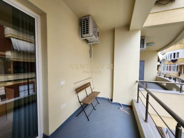 Tirane, jepet me qera apartament 1+1 Kati 2, 105 m² 650 € (Prane Kopeshtit Zologjik)