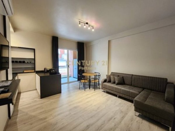 Tirane, jepet me qera apartament 1+1 Kati 2, 105 m² 650 € (Prane Kopeshtit Zologjik)