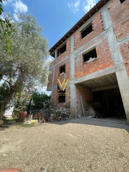 Tirane, jepet me qera ambjent biznesi Kati 1, 120 m² 500 € (babrru)