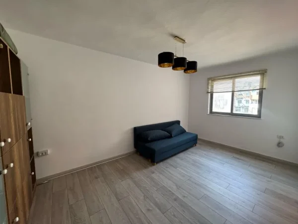 Tirane, jepet me qera ambjent biznesi , 200 m² 800 € 