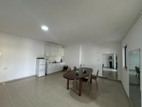 Tirane, jepet me qera ambjent biznesi , 200 m² 800 € 