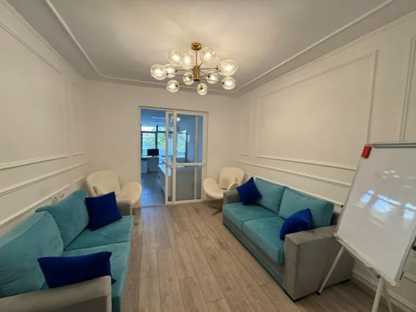 Tirane, jepet me qera ambjent biznesi , 200 m² 800 € 