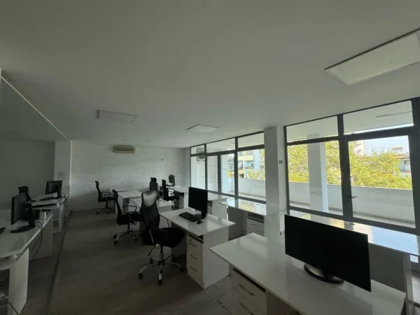 Tirane, jepet me qera ambjent biznesi , 200 m² 800 € 