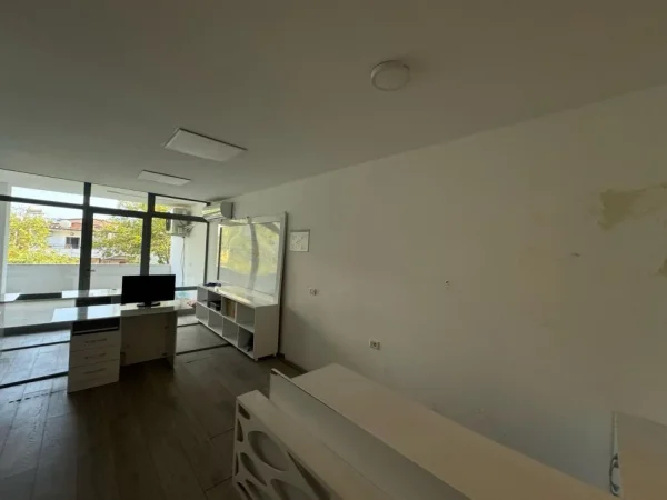 Tirane, jepet me qera ambjent biznesi , 200 m² 800 € 