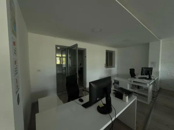 Tirane, jepet me qera ambjent biznesi , 200 m² 800 € 