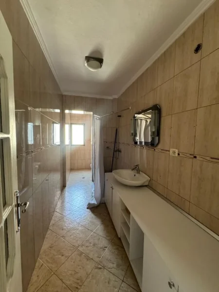 Tirane, jepet me qera ambjent biznesi , 200 m² 800 € 