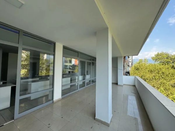 Tirane, jepet me qera ambjent biznesi , 200 m² 800 € 