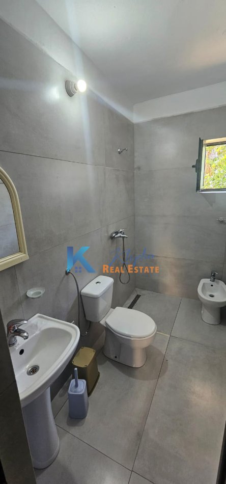 Tirane, jap me qera apartament 1+1+Ballkon Kati 1, 60 m² 550 € (Ish Parku i Autobusëve, Rr. Babë Rexha)