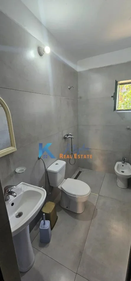 Tirane, jap me qera apartament 1+1+Ballkon Kati 1, 60 m² 550 € (Ish Parku i Autobusëve, Rr. Babë Rexha)