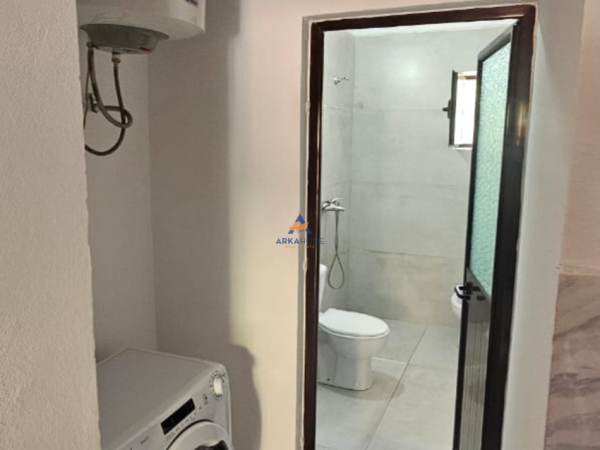 Tirane, jepet me qera apartament 1+1 Kati 1, 65 m² 550 € (RRUGA BABE REXHA ISH PARKU I AUTOBUZAVE)