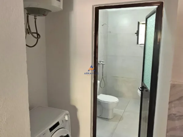 Tirane, jepet me qera apartament 1+1 Kati 1, 65 m² 550 € (RRUGA BABE REXHA ISH PARKU I AUTOBUZAVE)