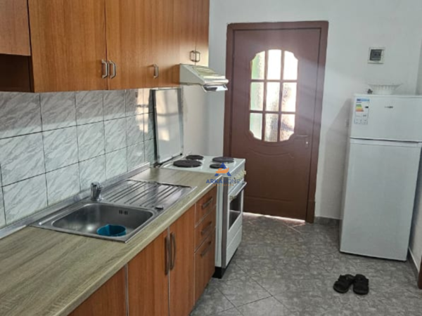 Tirane, jepet me qera apartament 1+1 Kati 1, 65 m² 550 € (RRUGA BABE REXHA ISH PARKU I AUTOBUZAVE)