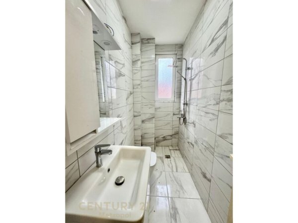 Tirane, jepet me qera apartament 2+1+Aneks+Ballkon Kati 2, 120 m² 650 € (Prane Rruges se vjeter te Elbasanit)