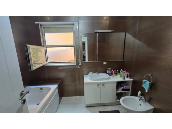 Tirane, shitet apartament duplex 2+1+Ballkon Kati 4, 151 m² 350.000 €