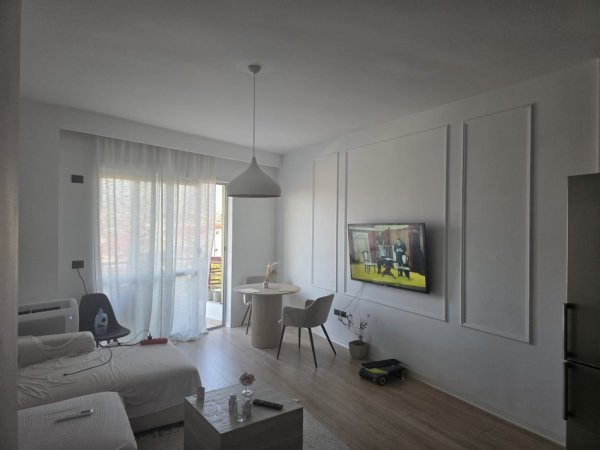 Tirane, jepet me qera apartament 1+1+Aneks+Ballkon Kati 3, 400 € (ish dogana)