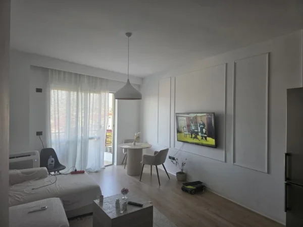 Tirane, jepet me qera apartament 1+1+Aneks+Ballkon Kati 3, 400 € (ish dogana)