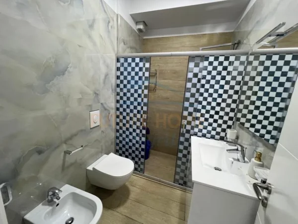 Tirane, jepet me qera apartament 1+1 Kati 4, 63 m² 600 € (Pazari I ri)