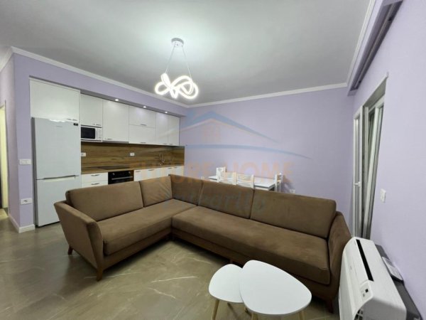 Tirane, jepet me qera apartament 1+1 Kati 4, 63 m² 600 € (Pazari I ri)