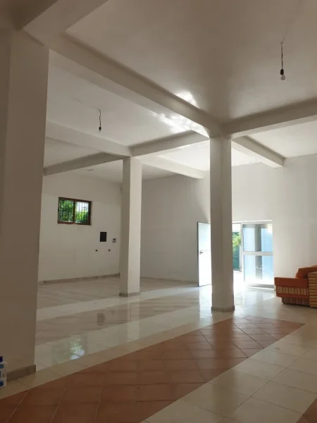 Tirane, jepet me qera ambjent biznesi Kati 0, 156 m² 1.000 € 