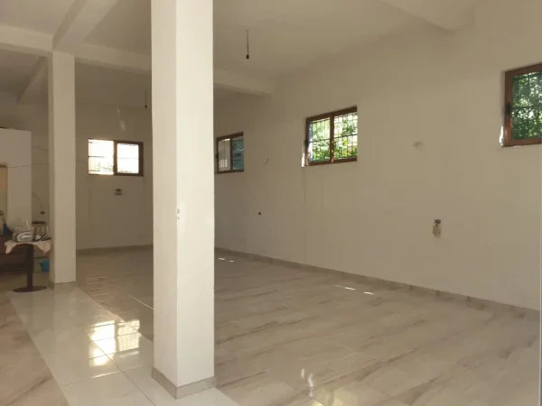Tirane, jepet me qera ambjent biznesi Kati 0, 156 m² 1.000 € 