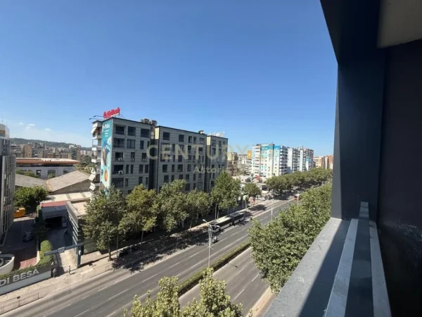 Tirane, jepet me qera apartament 1+1 Kati 6, 453 m² 2.500 € (Zogu Zi)