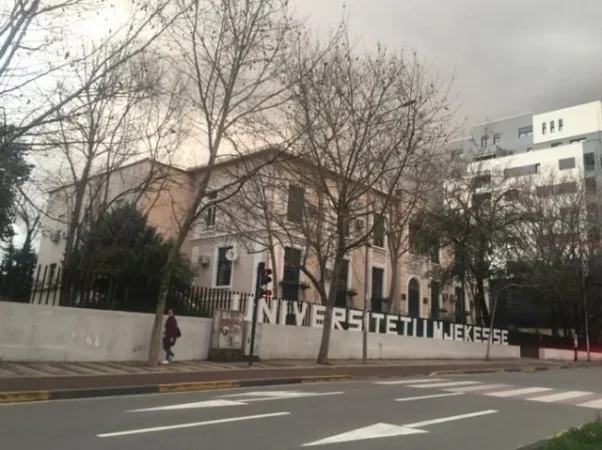 Tirane, jepet me qera magazine , 500 m² 1.100 € (pranë Spitalit Amerikan 2 / pas Fakultetit të Mjekësisë)