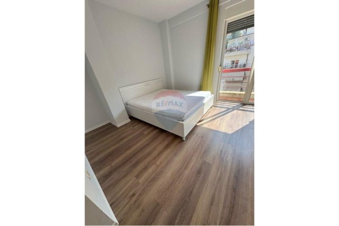Tirane, jepet me qera apartament 2+1+Ballkon , 105 m² 800 € (Liqeni i Thate)