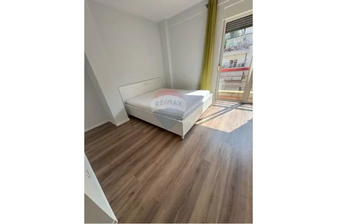 Tirane, jepet me qera apartament 2+1+Ballkon , 105 m² 800 € (Liqeni i Thate)