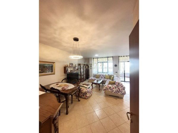 Tirane, jepet me qera apartament 2+1+Aneks+Ballkon Kati 1, 132 m² 450 € (Fresk)