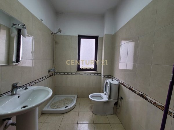 Tirane, jepet me qera apartament 2+1 Kati 3, 120 m² 600 € (Prane Fondacionit Eleonore)