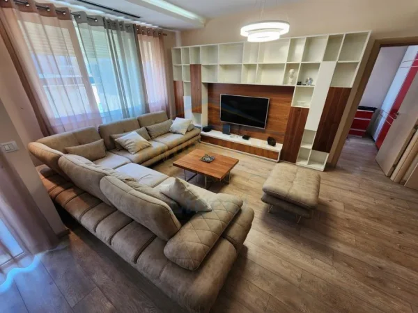 Tirane, jepet me qera apartament 3+1 Kati 2, 139 m² 900 € (Rruga Karl Gega)