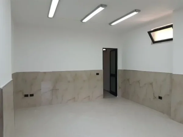 Tirane, jepet me qera ambjent biznesi Kati 0, 35 m² 350 € (rruga e kavajes)